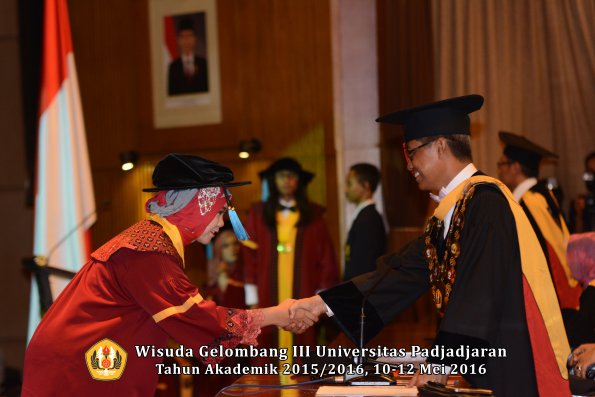 Wisuda Unpad Gel III TA 2015_2016  Fakultas Ilmu Budaya oleh Rektor  105