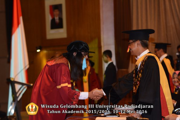 Wisuda Unpad Gel III TA 2015_2016  Fakultas Ilmu Budaya oleh Rektor  106