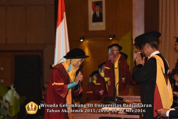 Wisuda Unpad Gel III TA 2015_2016  Fakultas Ilmu Budaya oleh Rektor  107