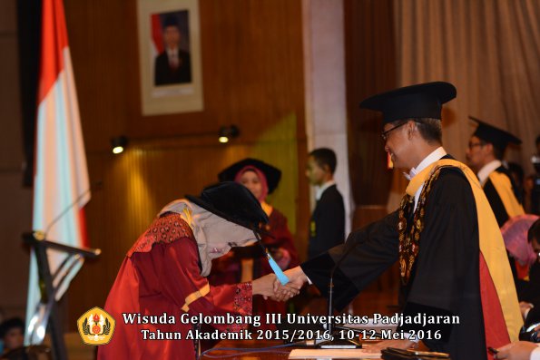 Wisuda Unpad Gel III TA 2015_2016  Fakultas Ilmu Budaya oleh Rektor  109
