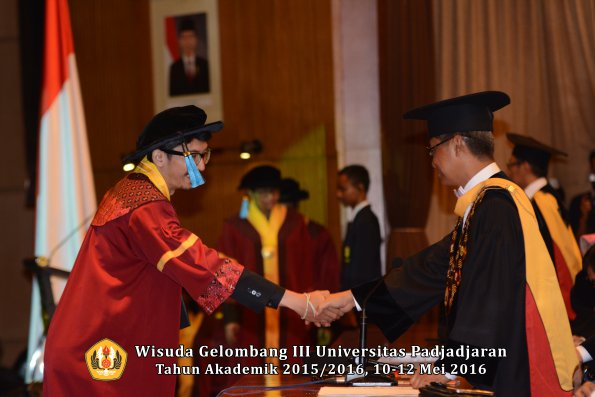 Wisuda Unpad Gel III TA 2015_2016  Fakultas Ilmu Budaya oleh Rektor  116