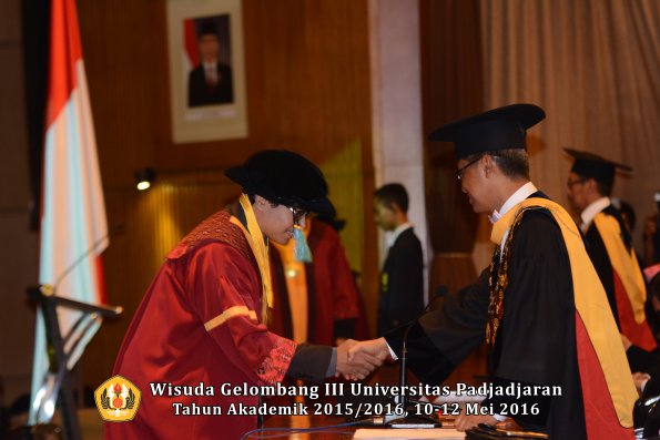 Wisuda Unpad Gel III TA 2015_2016  Fakultas Ilmu Budaya oleh Rektor  117