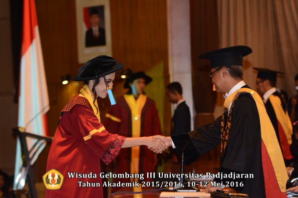 Wisuda Unpad Gel III TA 2015_2016  Fakultas Ilmu Budaya oleh Rektor  119