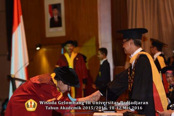 Wisuda Unpad Gel III TA 2015_2016  Fakultas Ilmu Budaya oleh Rektor  127