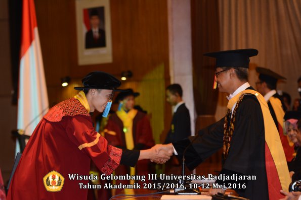 Wisuda Unpad Gel III TA 2015_2016  Fakultas Ilmu Budaya oleh Rektor  134