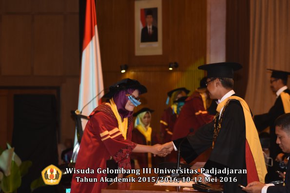 Wisuda Unpad Gel III TA 2015_2016  Fakultas Ilmu Budaya oleh Rektor  136
