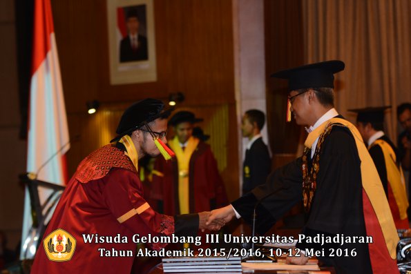 Wisuda Unpad Gel III TA 2015_2016 Fakultas Mipa oleh Rektor  018