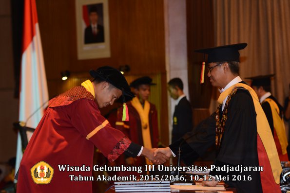 Wisuda Unpad Gel III TA 2015_2016 Fakultas Mipa oleh Rektor  019