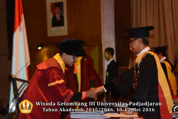 Wisuda Unpad Gel III TA 2015_2016 Fakultas Mipa oleh Rektor  023