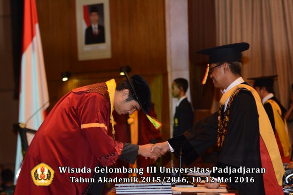 Wisuda Unpad Gel III TA 2015_2016 Fakultas Mipa oleh Rektor  024