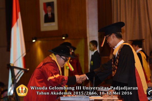 Wisuda Unpad Gel III TA 2015_2016 Fakultas Mipa oleh Rektor  031