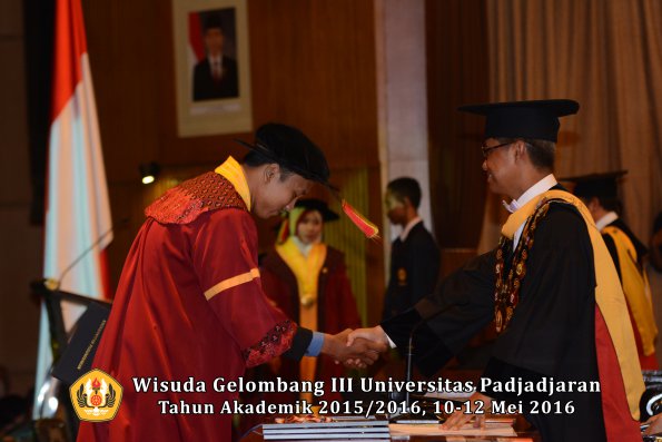Wisuda Unpad Gel III TA 2015_2016 Fakultas Mipa oleh Rektor  034