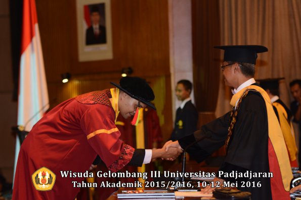 Wisuda Unpad Gel III TA 2015_2016 Fakultas Mipa oleh Rektor  038