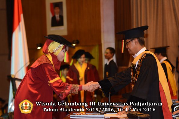 Wisuda Unpad Gel III TA 2015_2016 Fakultas Mipa oleh Rektor  039