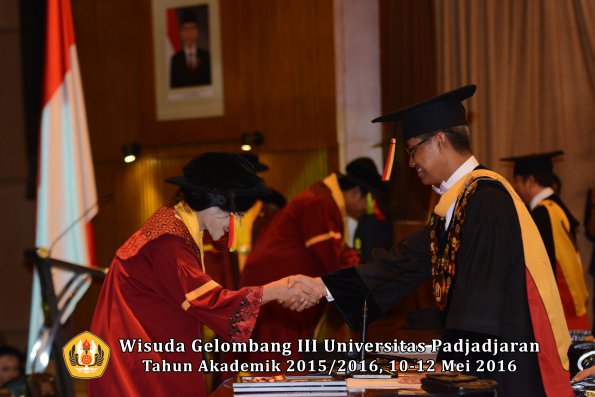 Wisuda Unpad Gel III TA 2015_2016 Fakultas Mipa oleh Rektor  040