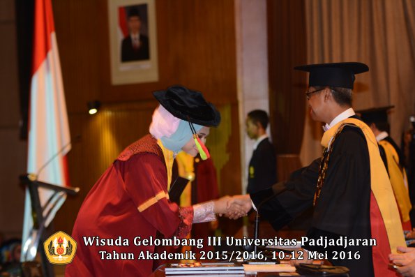 Wisuda Unpad Gel III TA 2015_2016 Fakultas Mipa oleh Rektor  065
