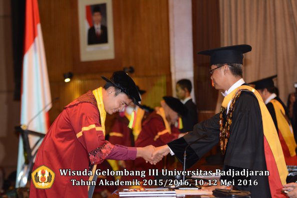 Wisuda Unpad Gel III TA 2015_2016 Fakultas Mipa oleh Rektor  071