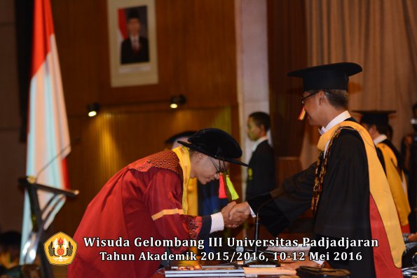 Wisuda Unpad Gel III TA 2015_2016 Fakultas Mipa oleh Rektor  098