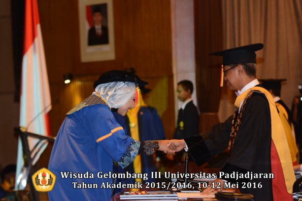 Wisuda Unpad Gel III TA 2015_2016 Fakultas Mipa oleh Rektor  101