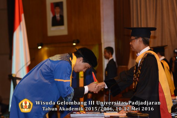 Wisuda Unpad Gel III TA 2015_2016 Fakultas Mipa oleh Rektor  103