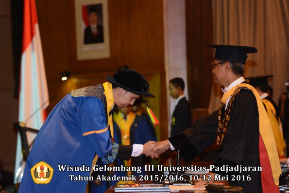 Wisuda Unpad Gel III TA 2015_2016 Fakultas Mipa oleh Rektor  106