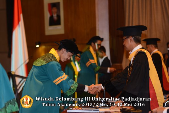 Wisuda Unpad Gel III TA 2015_2016 Fakultas Pertanian oleh Rektor  003