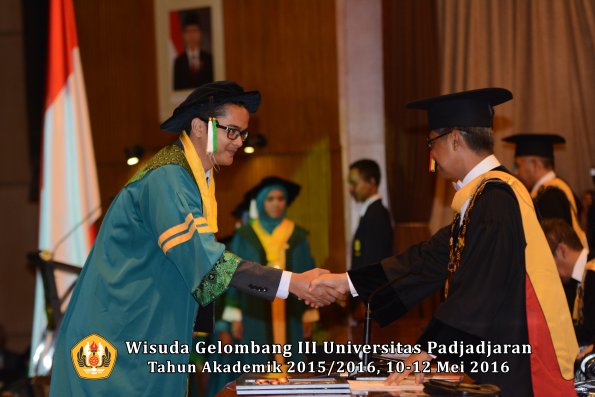 Wisuda Unpad Gel III TA 2015_2016 Fakultas Pertanian oleh Rektor  004