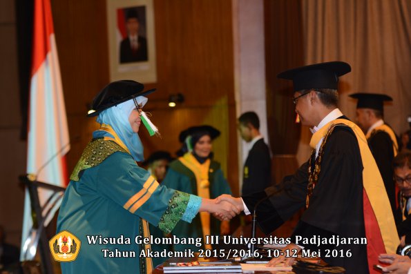 Wisuda Unpad Gel III TA 2015_2016 Fakultas Pertanian oleh Rektor  006