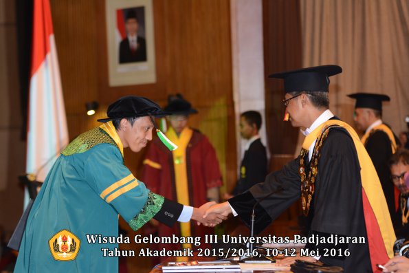 Wisuda Unpad Gel III TA 2015_2016 Fakultas Pertanian oleh Rektor  010
