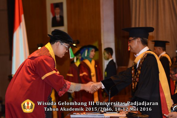 Wisuda Unpad Gel III TA 2015_2016 Fakultas Pertanian oleh Rektor  011