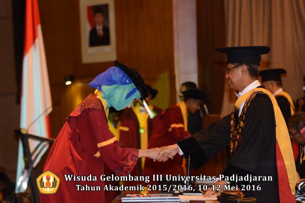Wisuda Unpad Gel III TA 2015_2016 Fakultas Pertanian oleh Rektor  012