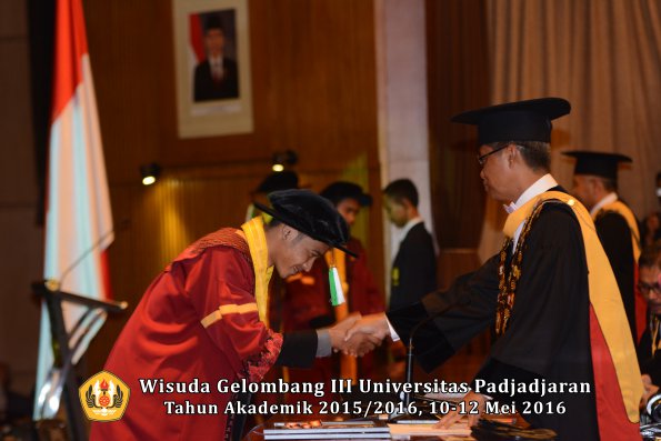 Wisuda Unpad Gel III TA 2015_2016 Fakultas Pertanian oleh Rektor  013