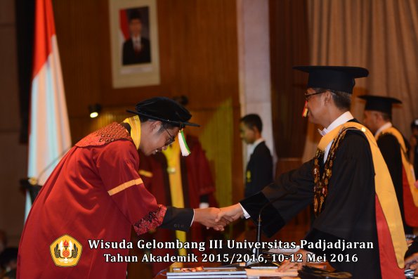 Wisuda Unpad Gel III TA 2015_2016 Fakultas Pertanian oleh Rektor  016