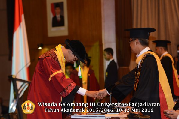 Wisuda Unpad Gel III TA 2015_2016 Fakultas Pertanian oleh Rektor  017