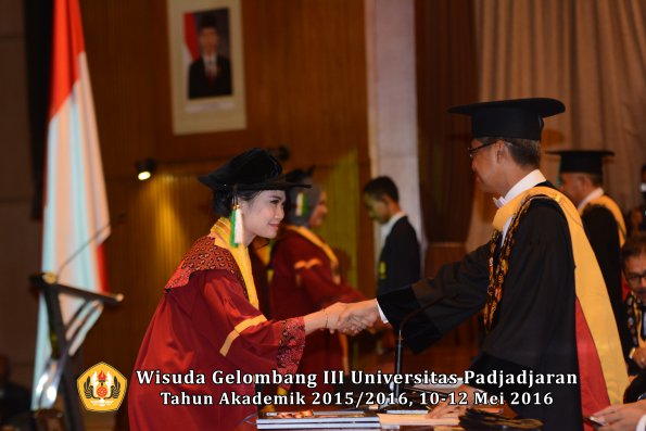 Wisuda Unpad Gel III TA 2015_2016 Fakultas Pertanian oleh Rektor  018