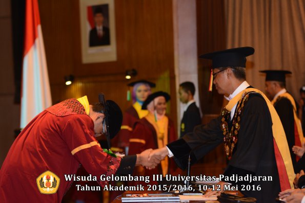 Wisuda Unpad Gel III TA 2015_2016 Fakultas Pertanian oleh Rektor  022
