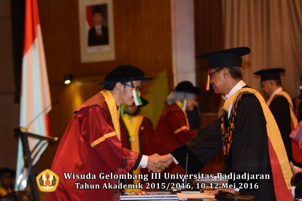Wisuda Unpad Gel III TA 2015_2016 Fakultas Pertanian oleh Rektor  035