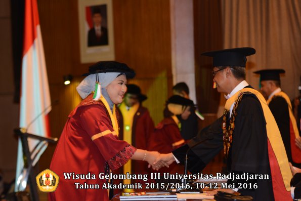 Wisuda Unpad Gel III TA 2015_2016 Fakultas Pertanian oleh Rektor  036