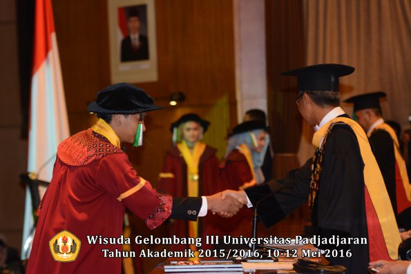 Wisuda Unpad Gel III TA 2015_2016 Fakultas Pertanian oleh Rektor  047