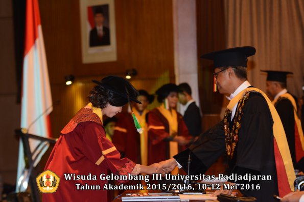 Wisuda Unpad Gel III TA 2015_2016 Fakultas Pertanian oleh Rektor  061