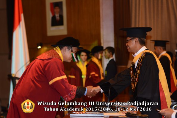 Wisuda Unpad Gel III TA 2015_2016 Fakultas Pertanian oleh Rektor  063