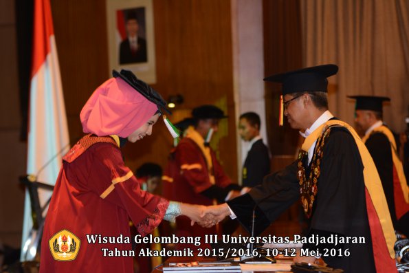 Wisuda Unpad Gel III TA 2015_2016 Fakultas Pertanian oleh Rektor  072