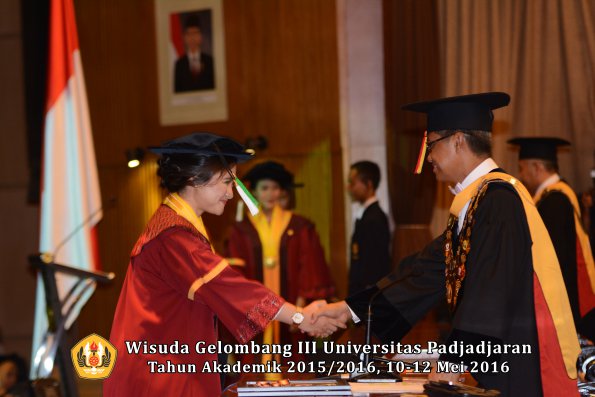 Wisuda Unpad Gel III TA 2015_2016 Fakultas Pertanian oleh Rektor  074