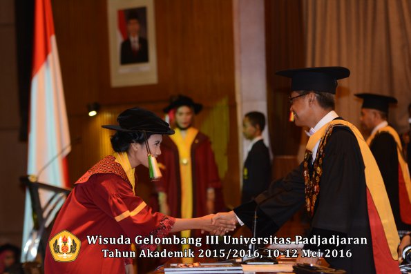 Wisuda Unpad Gel III TA 2015_2016 Fakultas Pertanian oleh Rektor  075