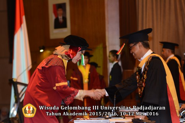 Wisuda Unpad Gel III TA 2015_2016 Fakultas Pertanian oleh Rektor  076
