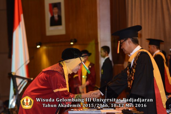 Wisuda Unpad Gel III TA 2015_2016 Fakultas Pertanian oleh Rektor  080
