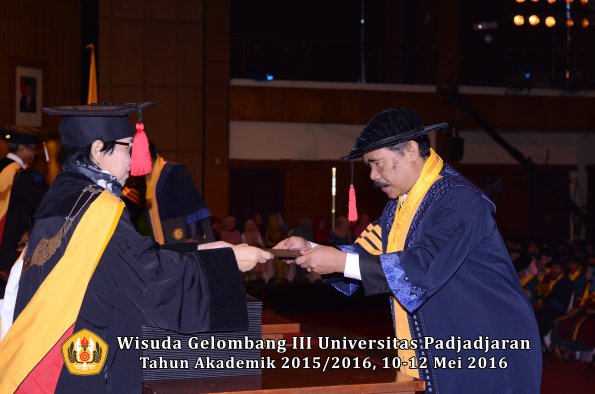 Wisuda Unpad Gel III TA 2015_2016  Fakultas Hukum oleh Dekan 008