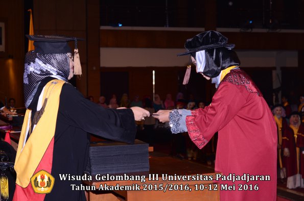 Wisuda Unpad Gel III TA 2015_2016  Fakultas Peternakan oleh Dekan  012