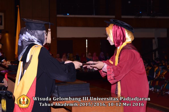 Wisuda Unpad Gel III TA 2015_2016  Fakultas Peternakan oleh Dekan  062