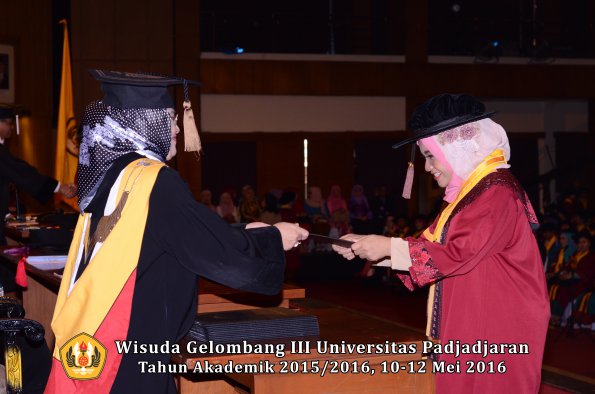 Wisuda Unpad Gel III TA 2015_2016  Fakultas Peternakan oleh Dekan  075